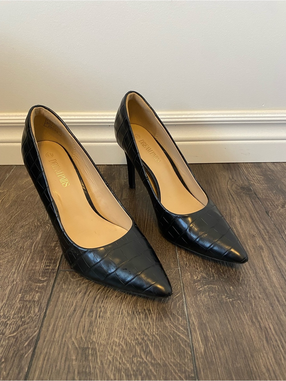 Dream Pairs Black Croc-Embossed Pointed Toe Pumps